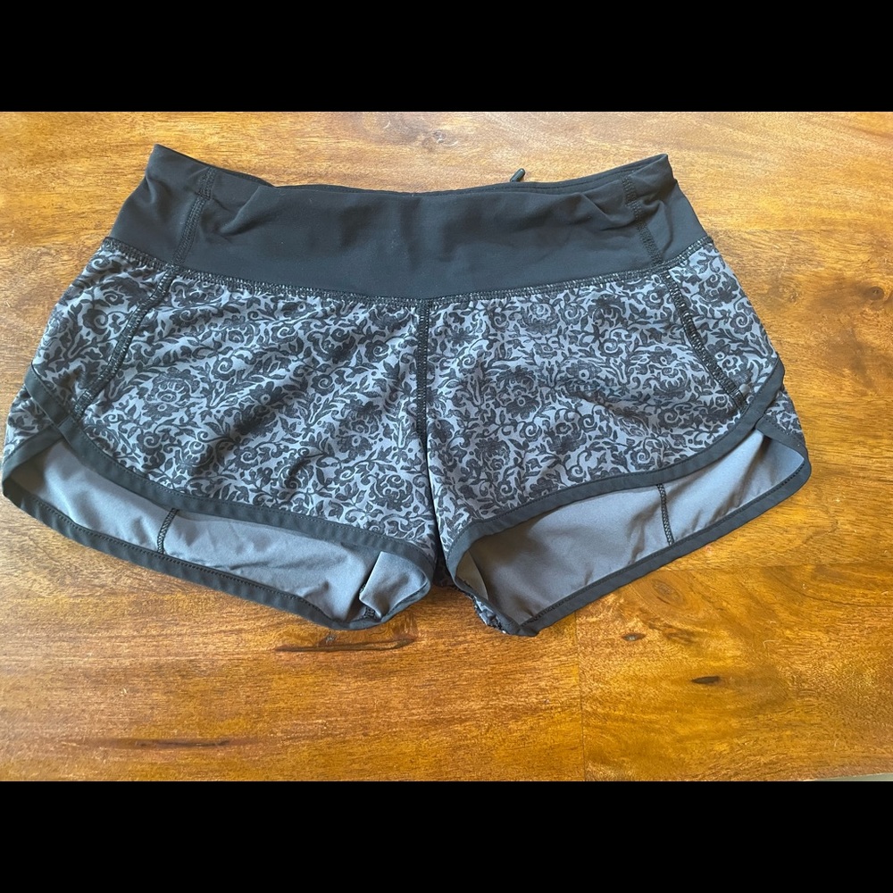 Lululemon 2.5” speed up size 2